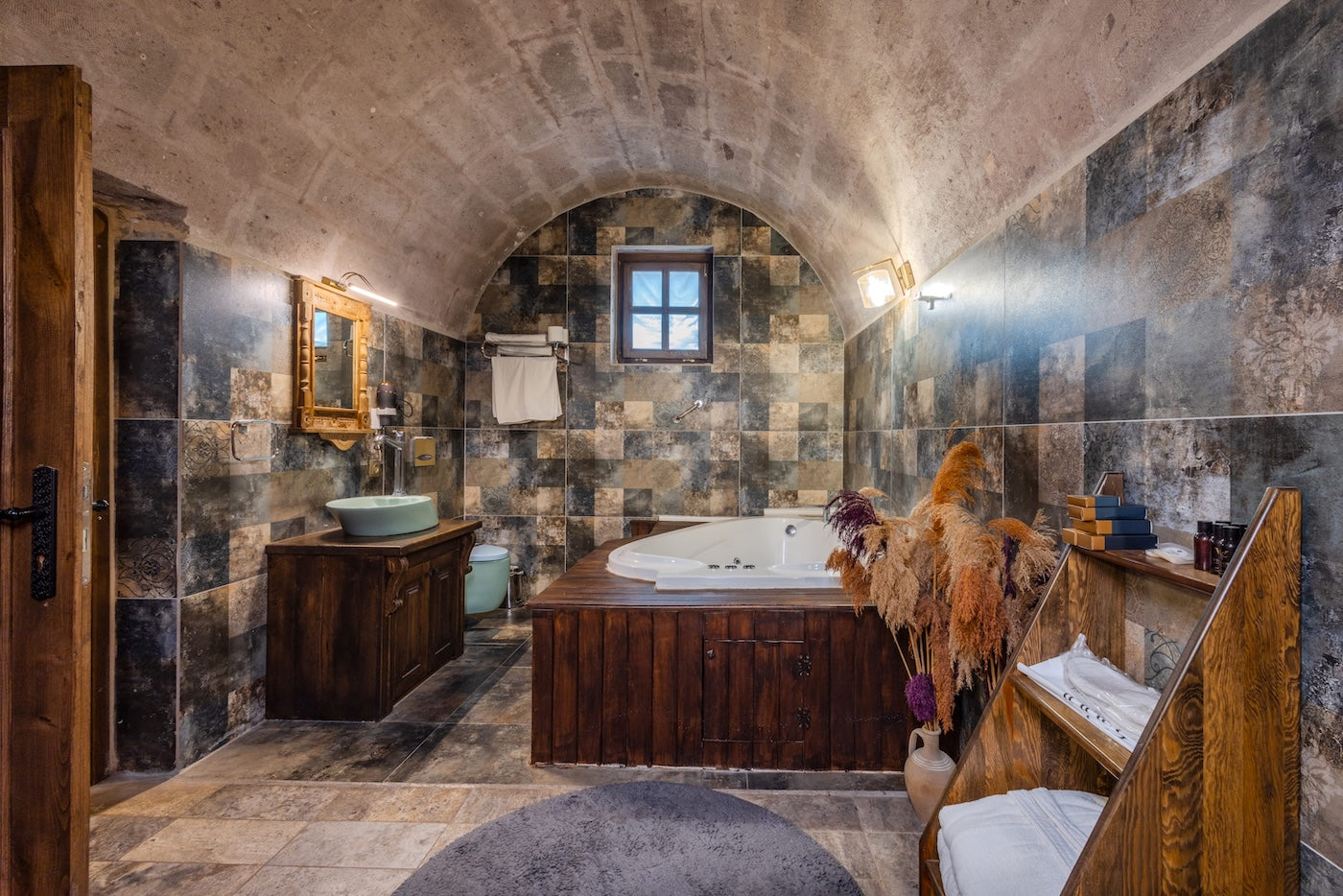 201 - Jacuzzi Arch King Room