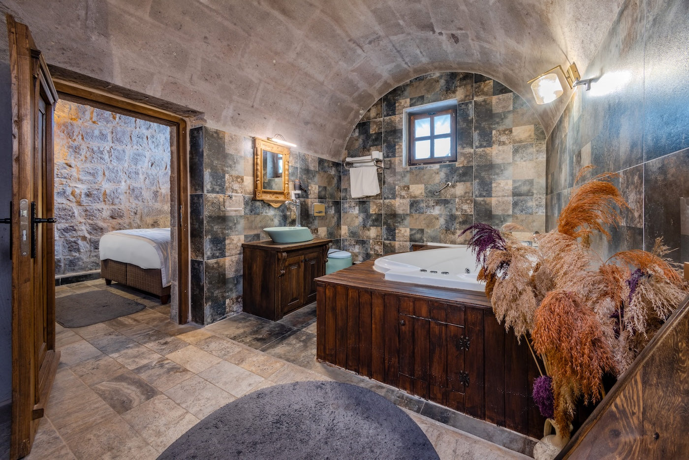 201 - Jacuzzi Arch King Room