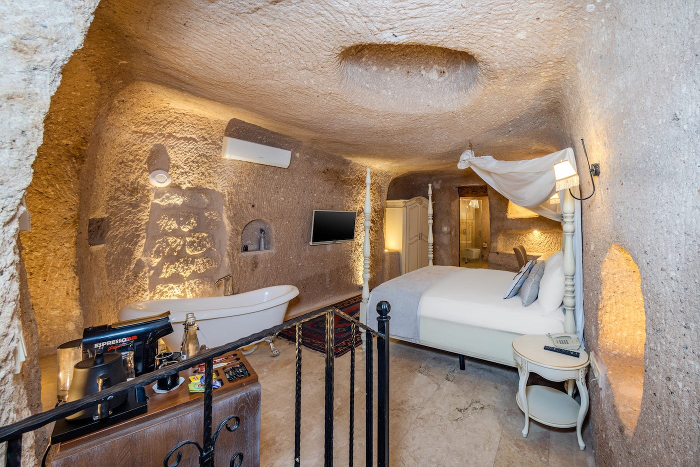102 - Royal King Cave Suite