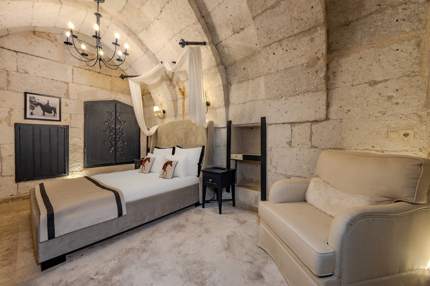 307 - Queen Stone Room