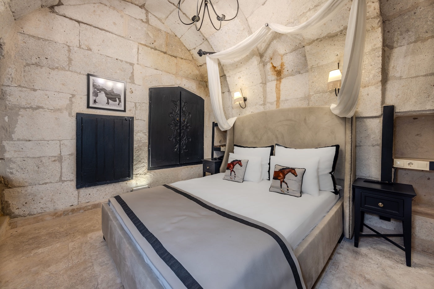307 - Queen Stone Room