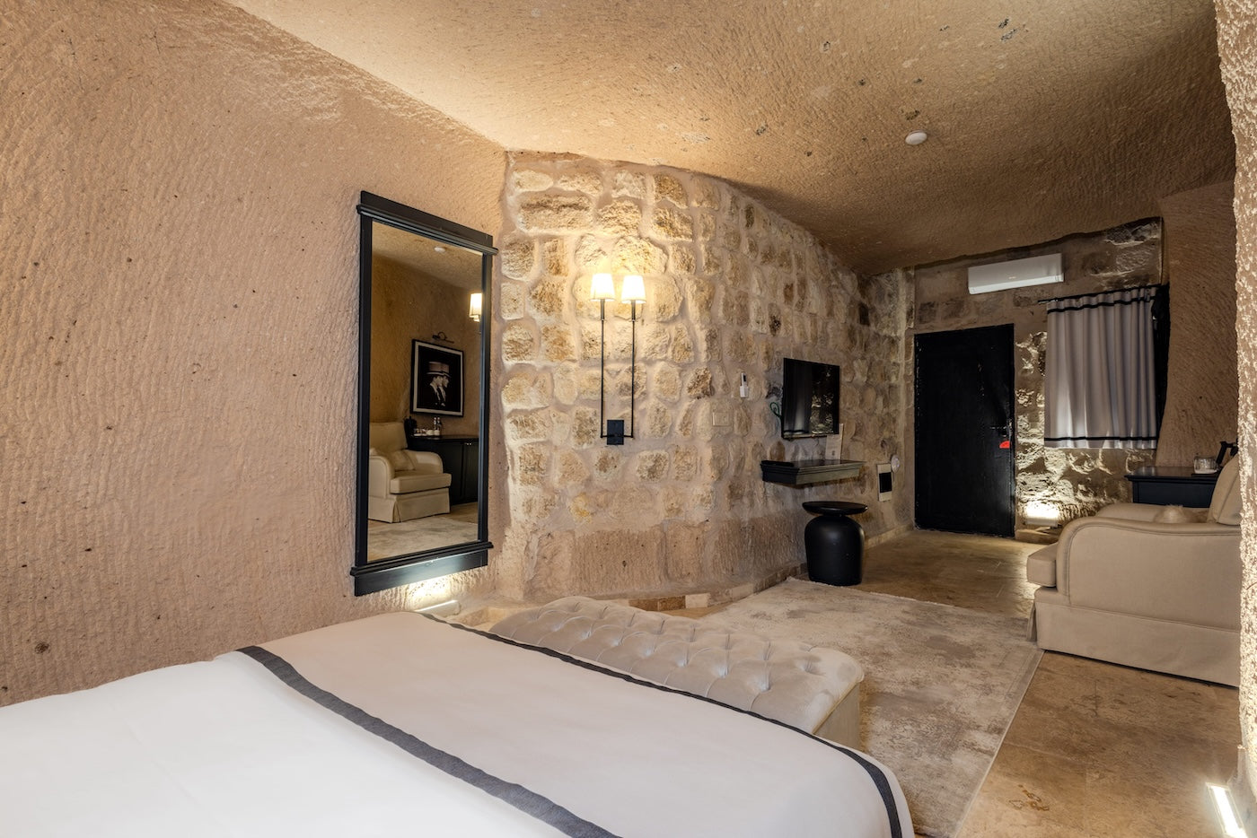 302 - Deluxe Cave Suite