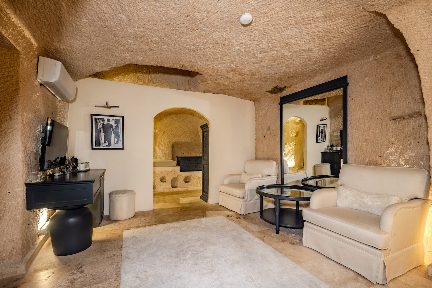 303 - Queen Cave Suite